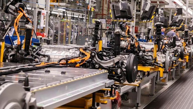 تفقد حالة البطارية السيارات الكهربائية - أرشيفية