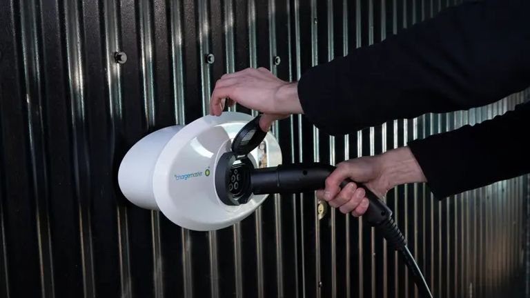 تفقد أي أعطال السيارات الكهربائية - أرشيفية