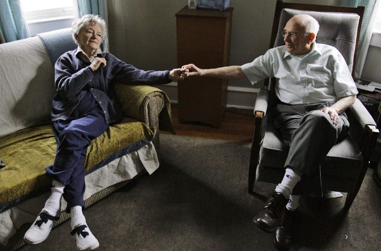 سيدة مريضة بألزهايمر