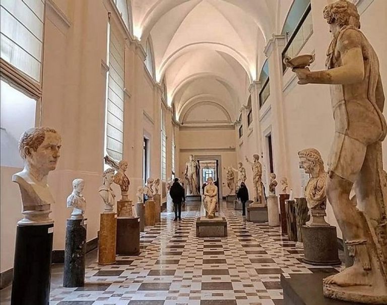 المتحف الأثري الوطني مطعم البيتزا في نابولي