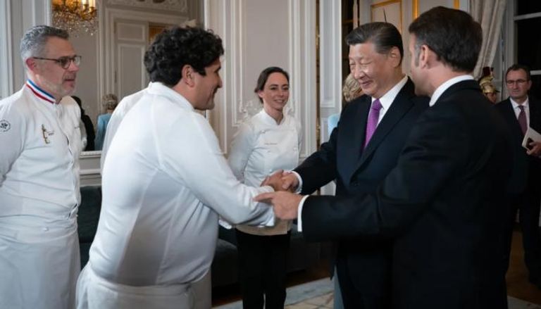 كولاجريكو يصافح الرئيس الصيني 