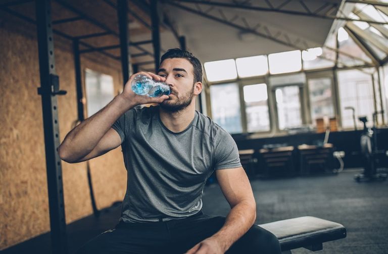 رجل يقضي وقتا في الاسترخاء