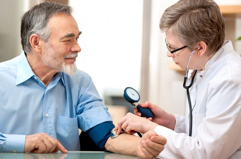 رجل يقضي وقتا في الاسترخاء