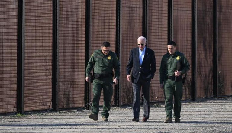 الرئيس الأمريكي جو بايدن خلال زيارة إلى الحدود المكسيكية