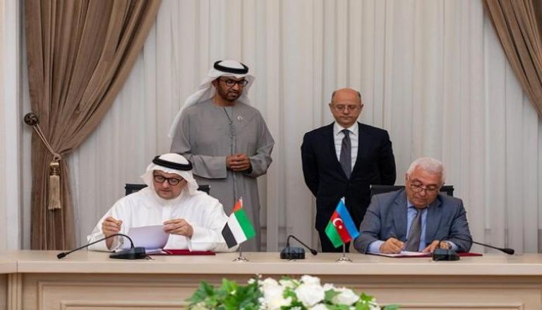 الدكتور سلطان الجابر ونظيره الأذربيجاني برويز شهبازوف خلال توقيع الاتفاقيات