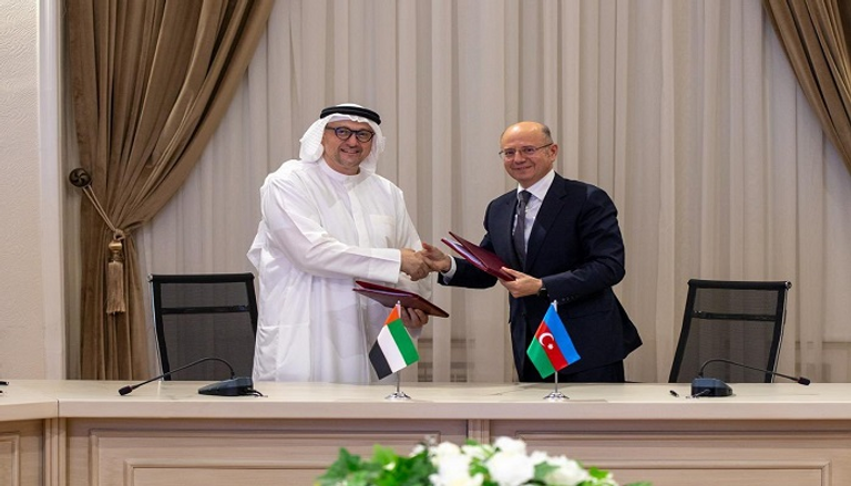 الدكتور سلطان الجابر ونظيره الأذربيجاني برويز شهبازوف خلال توقيع الاتفاقيات