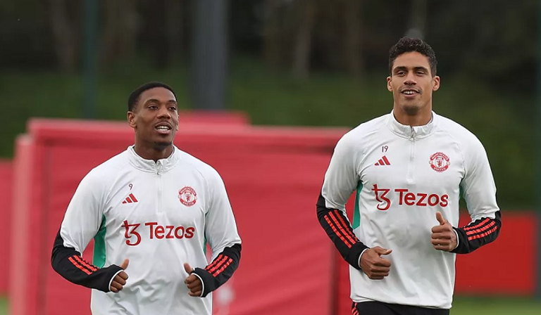 رفائيل فاران وأنطونيو مارسيال محمد النني لاعب أرسنال الإنجليزي السابق