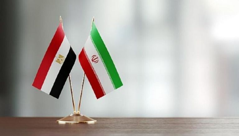من اليمين علم إيران وإلى جواره علم مصر - أرشيفية