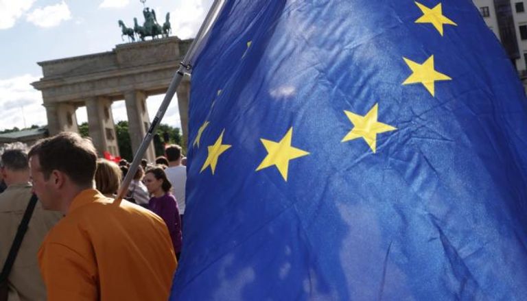 مواطن يحمل علم الاتحاد الأوروبي في برلين