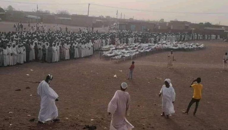 صورة متداولة قيل إنها لمراسم دفن ضحايا القرية - صحف سودانية