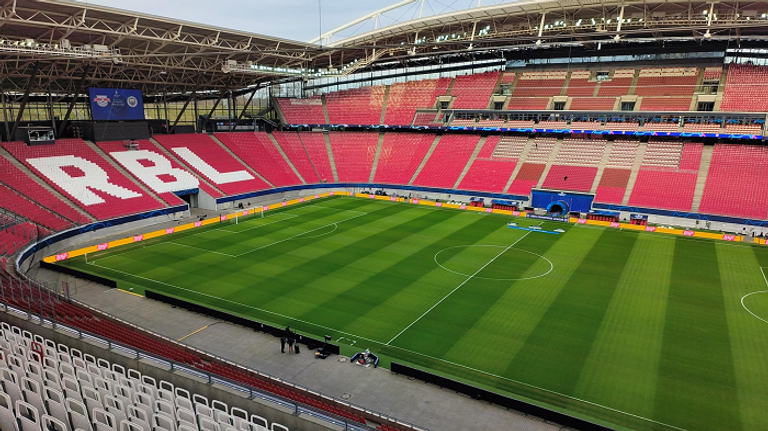 ملعب لايبزيغ ملعب برلين الأولمبي