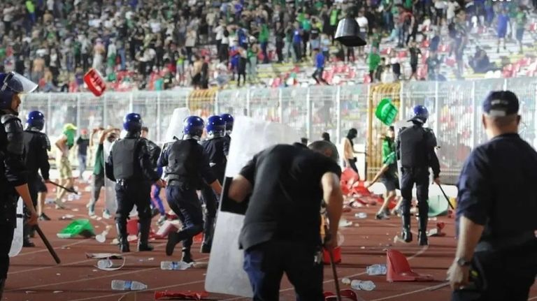 قسنطينة ضد اتحاد العاصمة شغب الملاعب في الجزائر