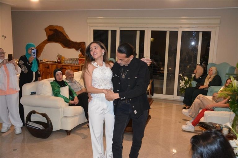 جميلة عوض ترقص مع والدها