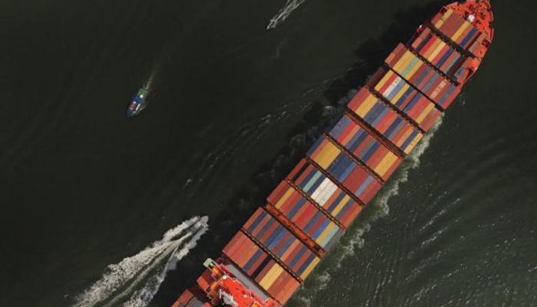 شاحنة حاويات تغادر ميناء سانتوس البرازيلي
