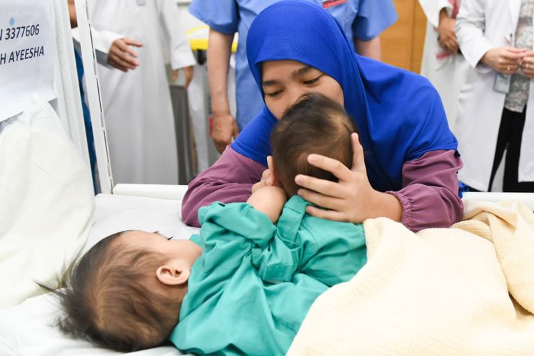 أكيزا وعائشة في المستشفى