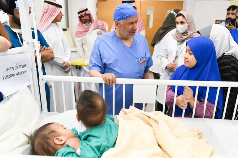 أكيزا وعائشة في المستشفى