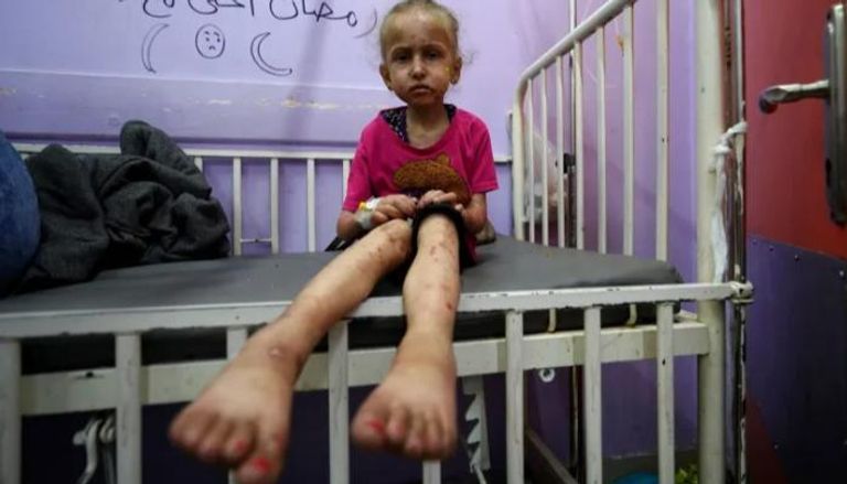 طفلة فلسطينية تتلقى العلاج بعد غارة إسرائيلية 
