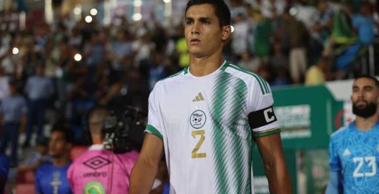 عيسى ماندي رياض محرز بقميص منتخب الجزائر
