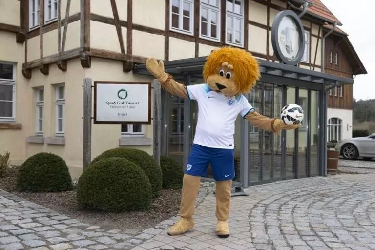 دمية ترتدي قميص إنجلترا منتخب إنجلترا