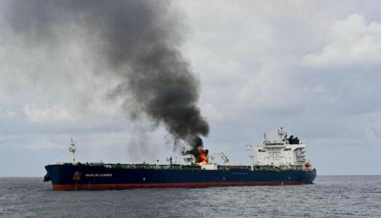 احتراق سفينة بالبحر الأحمر قصفها الحوثيون - أرشيفية
