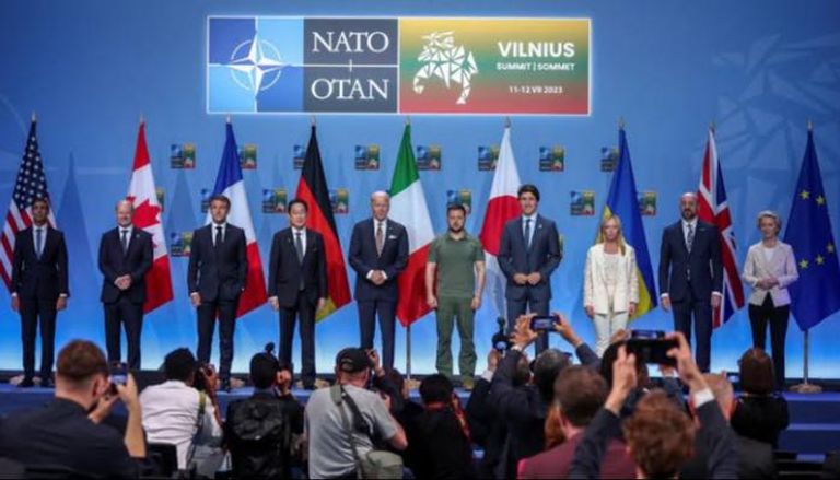 رئيس أوكرانيا وسط قادة الناتو 
