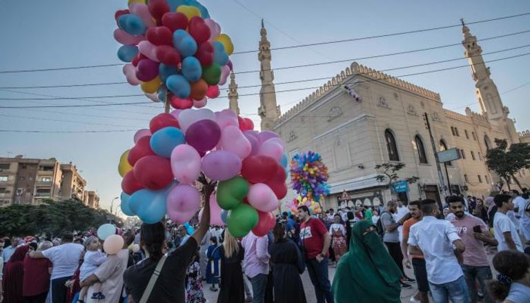 احتفالات العيد من أمام أحد مساجد مصر - أرشيفية
