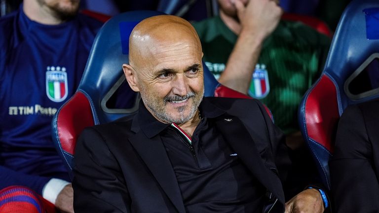 لوتشيانو سباليتي مدرب منتخب إيطاليا روبرتو مارتينيز مدرب البرتغال وديشامب مدرب فرنسا