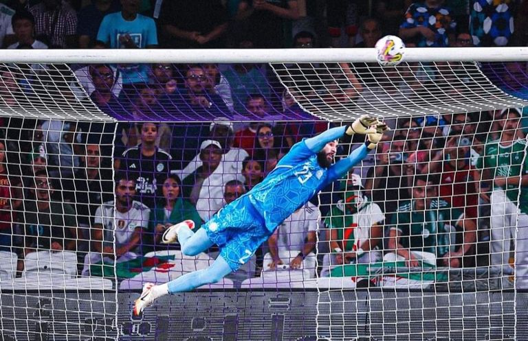 أنتوني ماندريا رياض محرز نجم منتخب الجزائر