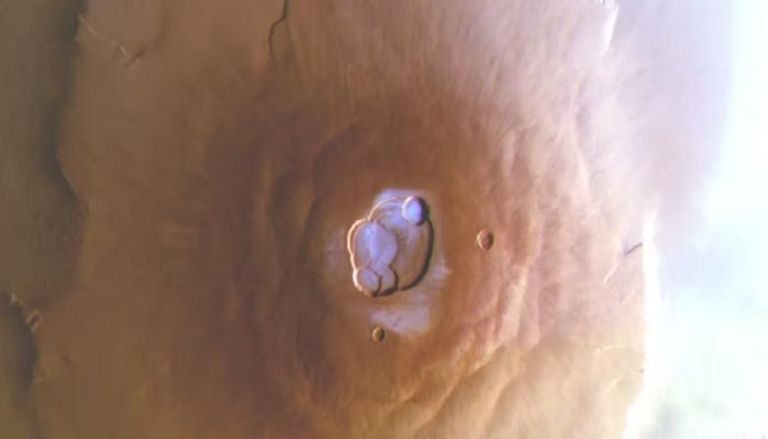 طبقة صقيع على قمة بركان في المريخ