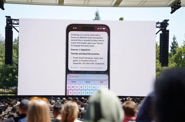 أبل تعلن دمج متحدث Siri بـ ChatGPT أبل- تطلق نظام الشغيل الجديد iOS 18