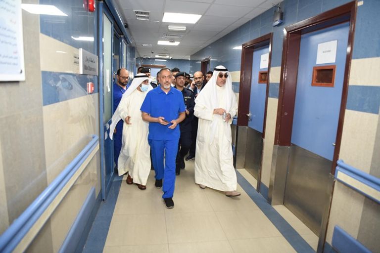 وزير الداخلية الكويتي في أحد المستشفيات لتفقد المصابين