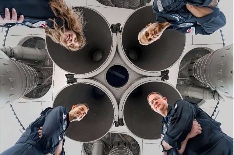 السياح الأربعة في رحلة