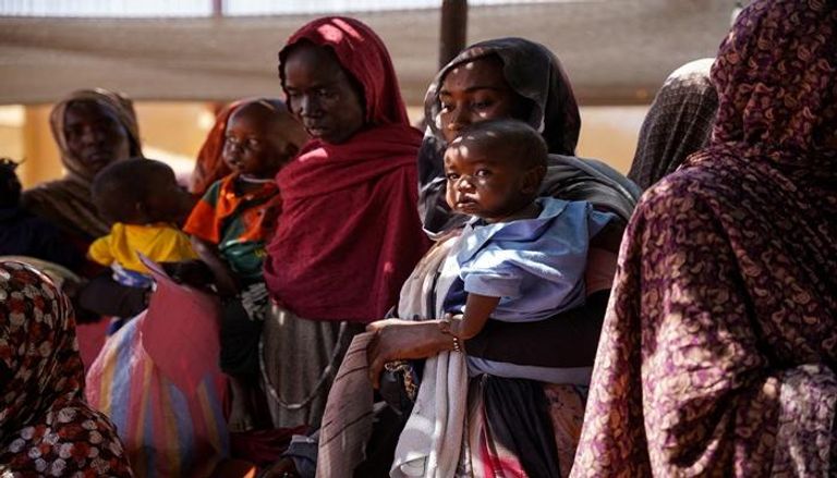 نساء وأطفال في مخيم زمزم للنازحين، بالقرب من الفاشر في شمال دارفور بالسودان