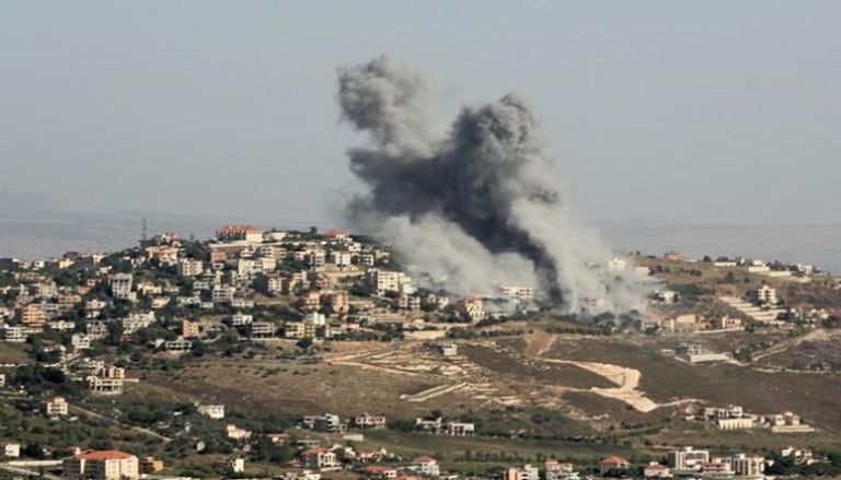 دخان يتصاعد من قرية الخيام بجنوب لبنان جراء غارة إسرائيلية
