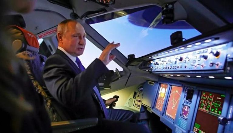 الرئيس الروسي فلاديمير بوتين في مقصورة القيادة لإحدى الطائرات
