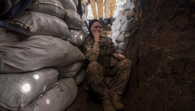 جندي أوكراني في خندق على خط المواجهة بدونيتسك