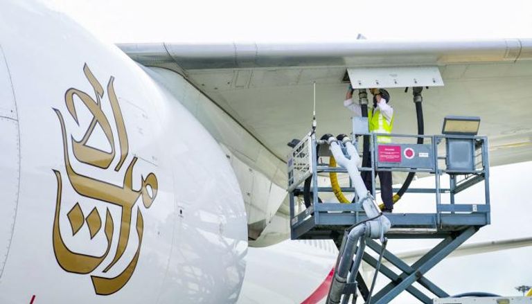 عملية تزويد إحدى ناقلات طيران الإمارات بوقود الطيران المستدام النقي