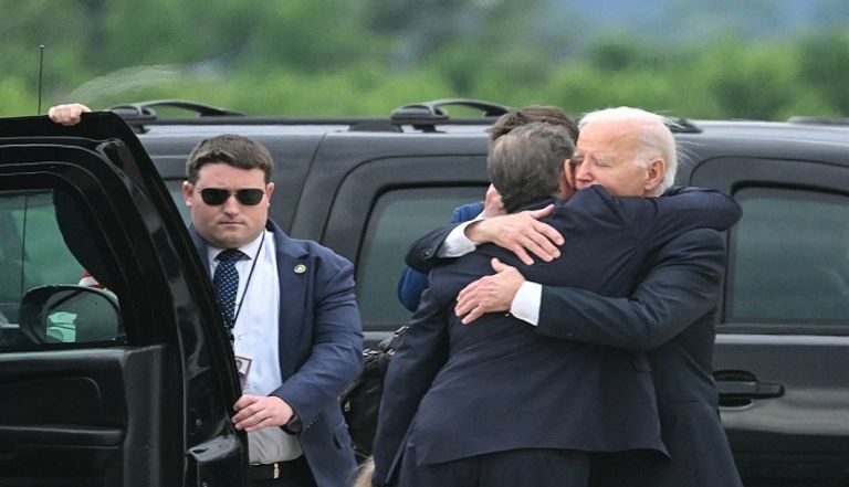 الرئيس الأمريكي جو بايدن يحتضن هانتر