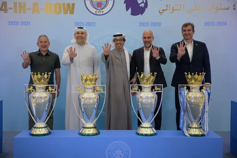 الشيخ منصور بن زايد رفقة كؤوس مانشستر سيتي الشيخ منصور بن زايد مع غوارديولا ومسؤولي مانشستر سيتي