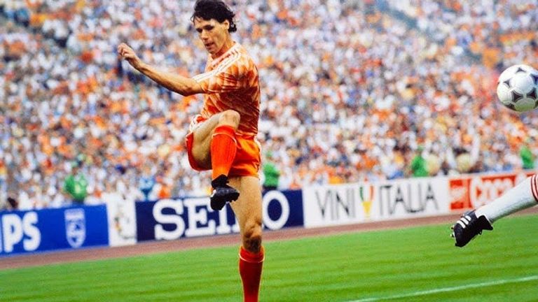 ماركو فان باستن - 1988 هدف كريستيانو رونالدو ضد المجر في يورو 2016