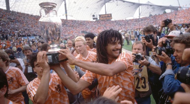 منتخب هولندا بطل يورو 1988 منتخب إيطاليا حامل لقب يورو 2020