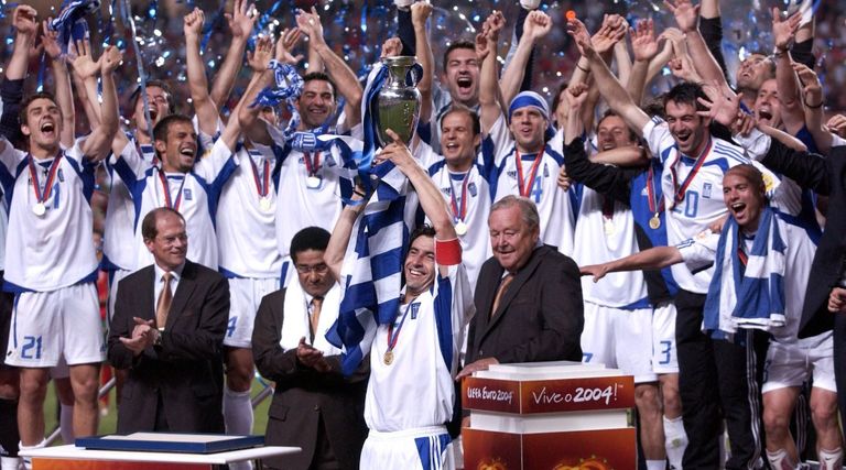منتخب اليونان بطل يورو 2004 منتخب إيطاليا حامل لقب يورو 2020