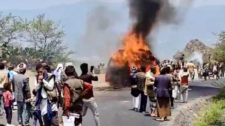 احتراق حافلة ركاب في إب اليمنية