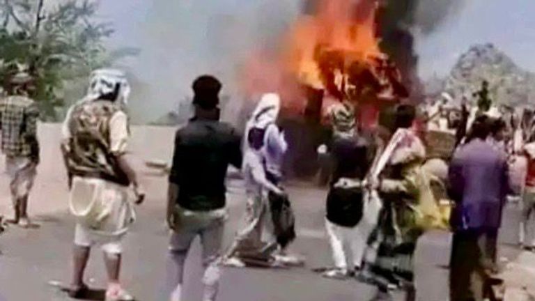 احتراق حافلة ركاب في إب اليمنية