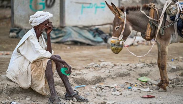 عجوز سوداني في انتظار تعبئة المياه - AFP