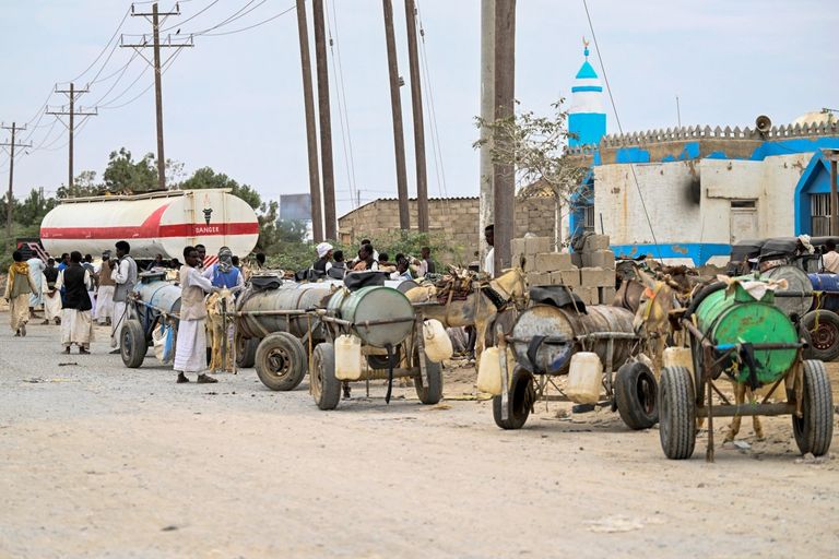 عجوز سوداني في انتظار تعبئة المياه - AFP