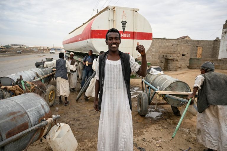 عجوز سوداني في انتظار تعبئة المياه - AFP