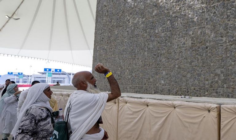 ضيوف الرحمن يؤدون طواف الإفاضة