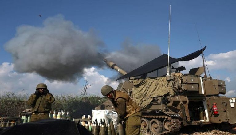 وحدة مدفعية إسرائيلية تطلق النار باتجاه هدف في لبنان
