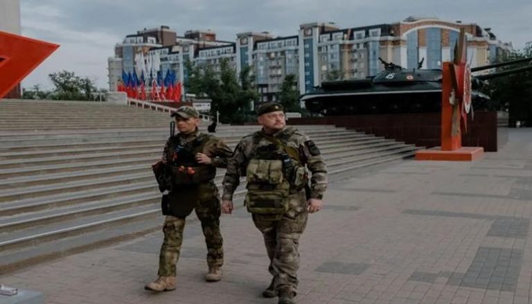 عنصران من الجيش الروسي في ساحة بيلغورود
